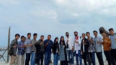 Pose Bersama Forum Mahasiswa dan Pemuda Lampung Timur (FORMAPA) usai melaksanakan rapat koordinasi sekaligus Meet Up Offline Perdana dan membahas Pandangan umum dan Spesifikasi bidang program kerja 2022 yang bertempat di pantai Mutiara Baru, Minggu, (16/01/2022)