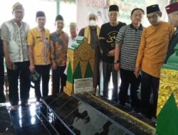 Poto: Ziarah Dan Diskusi Makam Para Raja Dan Sultan Palembang Chapter IV di Komplek Pemakaman Susuhan Sultan Abdurrahman Khalifat Al Mukminin Sayidil Iman  di belakang Pasar Cinde Palembang, Jumat (28/1). 