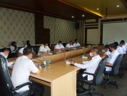 Suasana Saat Kementerian Pekerjaan Umum dan Perumahan Rakyat (PUPR) Dirjen Sumber Daya Air Balai Besar Wilayah Sungai Sumatera (BBWSS) VIII Gelar Rapat Bersama Pemerintah Kabupaten OKU Selatan terkait Proses tahapan pelaksanaan pengadaan tanah untuk akses jalan menuju Lokasi Bendungan Tiga dihaji, Rabu (12/01/2022).