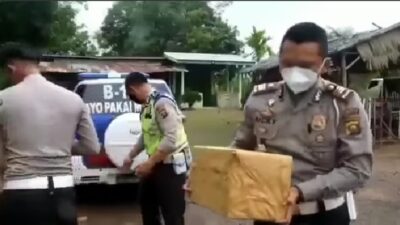 Saat Kasatlantas AKP Ricky Mozam berikan bantuan ke panti asuhan bunda