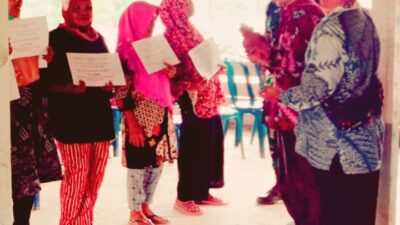 Saat Kades Slamet memberikan BLT-DD kepada KPM