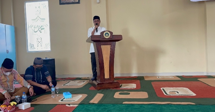 Drs Fir Azwar, MM, Kepala Sekola (Kepsek) SMA N 6 Palembang saat menyampaikan sambutannya dalam dalam acara yang perpisahan Siswa Kelas XII dirangkai dengan acara perpisahan yakni Purna Bakti 2 (orang) guru senior (Drs. Charda Quano M.Si dan Imelda. S.Pd), Syukuran Hataman Quran serta Syukuran atas berhasilnya sebanyak 49 siswa SMA Negeri 6 masuk Perguruan Tinggi Negeri (PTN) unggul melalui jalur undangan.