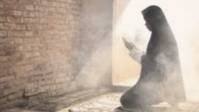 Foto Ilustrasi A woman Muslem praying (credit Shutterstock)