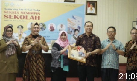 Pose Bersama saat Launching dan bedah buku karya Dr Arwan MPdi berjudul Sukses Memimpin Sekolah yang di gelar di aula Dinas Perpusatakaan Provinsi Sumatera Selatan (Sumsel) , Selasa (21/6) berlangsung sukses.