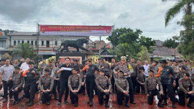 Polresta Bandung Menggelar Tradisi Pembaretan terhadap Bintara Remaja yang baru lulus pendidikan