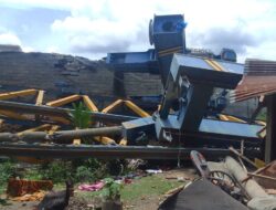 Beton Gilder Jembatan Flayover Bantaian Roboh Menimpah kereta Api Barang Dan Mengakibatka Macet total. 