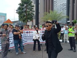 Demonstran Mandi Bensin di Depan Kantor Gubernur Sumsel, Tuntut Pemecatan Pejabat Pendidikan