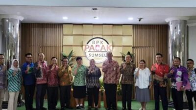 Bupati Hj. Ratna Machmud menyerahkan LKPD Unaudited Tahun 2023 kepada Perwakilan BPK Sumsel