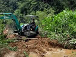 Tim BPBD Oku Selatan Bersihkan Material Tanah Longsor Hingga Imbau Masyarakat Waspada Melintasi Areal Perbukitan