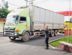 Menggunakan Motor, Kapolda Sumsel Irjen Rachmad Wibowo Turun Langsung Ke Lapangan Urai Kemacetan Di Banyuasin.