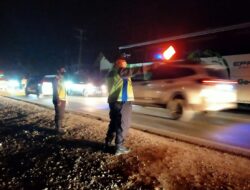 Arus Mudik Meningkat, Anggota Tim SOC Polres Banyuasin Melakukan Pengaturan Arus Lalulintas.