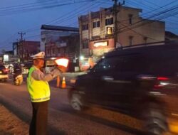 Kasat Lantas Polres Banyuasin Pimpin Langsung,Urai kepadatan Arus Kendaraan di Kecamatan Talang Kelapa