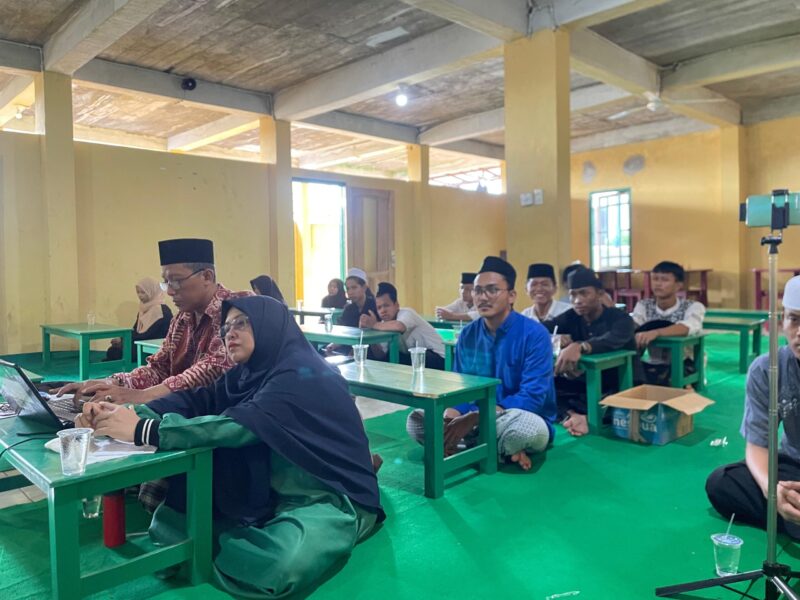 PARA SANTRI - Suasana peserta sedang menyimak paparan Para mentor dari Puskopdit "Handriya Sanggraha" Sumsel pada Sosialisasi dan pelatihan dasar koperasi di Pondok Pesantre Nurul Huda Sukawinatan (PPNHS) Palembang, di Aula Husni PPNHS Palembang, Jumat (3/05/2024) Foto.Dok.PPNHS