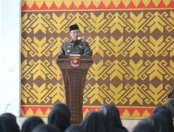 Pj Bupati  Lampung Barat resmi menyerahkan petikan SK 335 pengangkatan PPPK