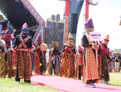 Puluhan Grup Sekura Unjuk Kebolehan Dihadapan Pj Bupati Lampung Barat Pada Hari Terakhir Festival Sekala Bekhak