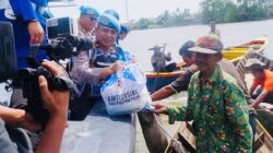 Dengan Kapal Ditpolairud, Karo Provoost Div Propam Polri Susuri Sungai Musi Berbagi Sembako ke Nelayan dan Masyarakat