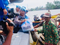 Dengan Kapal Ditpolairud, Karo Provoost Div Propam Polri Susuri Sungai Musi Berbagi Sembako ke Nelayan dan Masyarakat