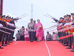 Dilepas Dengan Tradisi Pedang Pora, Komjen A Rachmad Wibowo dan Istri Tak Kuasa Meneteskan Air Mata