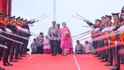 Dilepas Dengan Tradisi Pedang Pora, Komjen A Rachmad Wibowo dan Istri Tak Kuasa Meneteskan Air Mata