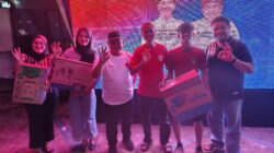 Pembagian Doorprize Peserta Nonton Bareng Timnas Indonesia, Oleh Yudha Pratomo Dan Baharuddin Bersama Manajer SFC Ajie Syahrial Bastari