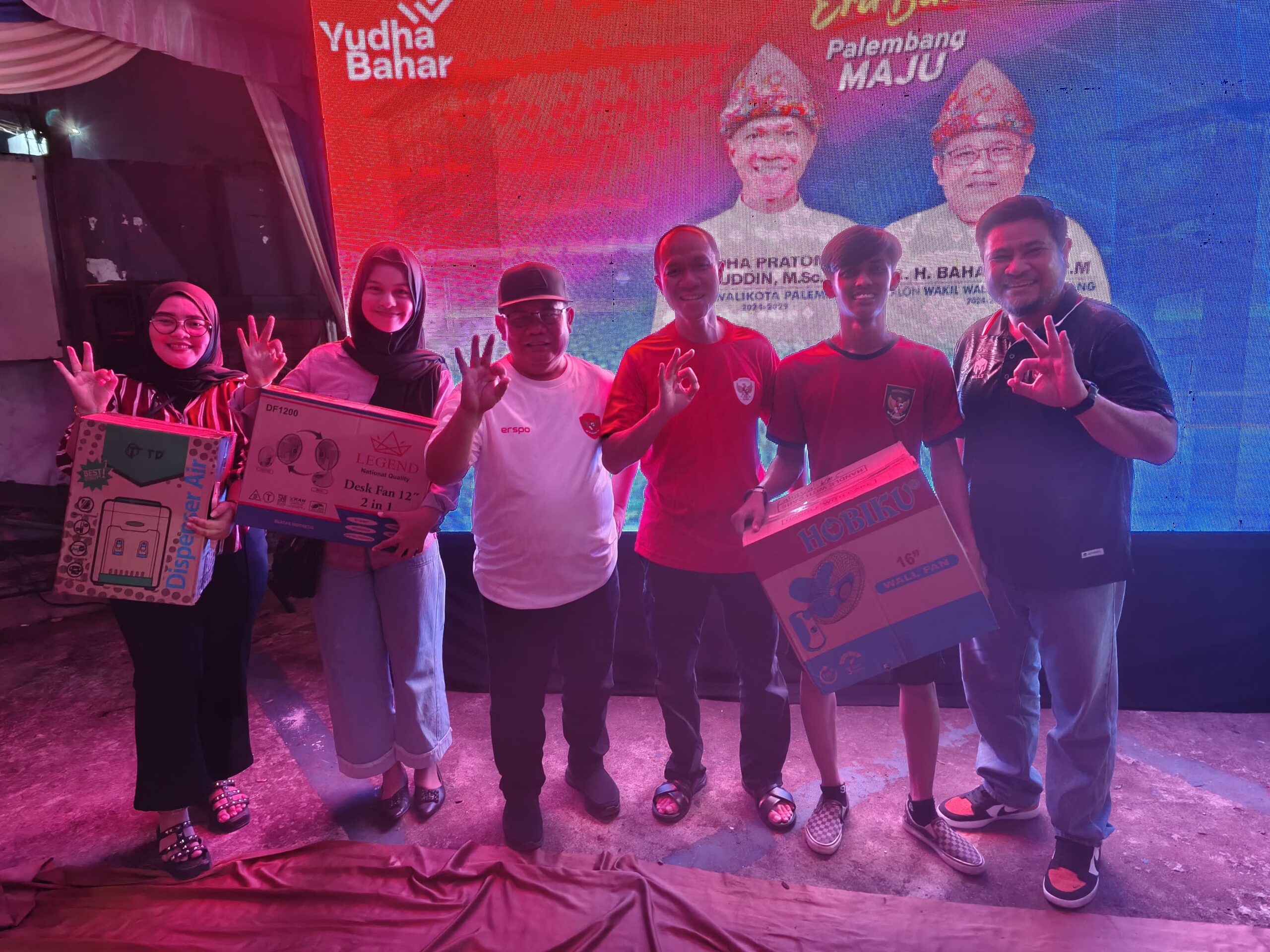 Pembagian Doorprize Peserta Nonton Bareng Timnas Indonesia, Oleh Yudha Pratomo Dan Baharuddin Bersama Manajer SFC Ajie Syahrial Bastari