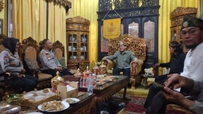 Poto: Kapolsek Ilir Barat (IB) II Palembang Kompol Fauzi   Saleh SH  MM MH dan jajaran  bersilaturahmi  ke Istana Adat  Kesultanan Palembang Darussalam di Jalan Sultan M Mansyur Kecamatan IB II Palembang, Rabu (9/4/2025).