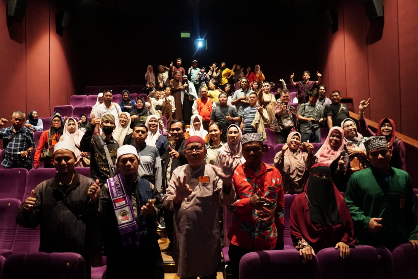 Antusias Masyarakat Kota Palembang Menonton Film Mendadak Dangdut, Minggu (27/04/2025)