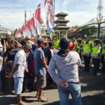 Pengeroyokan Edwin Syarif Mandek, Massa Geruduk Polda Desak Penetapan Tersangka
