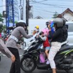 Satlantas Pasuruan Bagikan Susu Kepada Pengendara dan Anak Sekolah di Hari Pertama Ops Zebra Semeru 2025