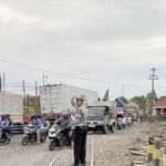 Selain Mengatur Lalulintas, Satlantas Polres Pasuruan Turut Serta Membantu Masyarakat Saat Melintasi Rel Kereta Api Rel Kereta Api