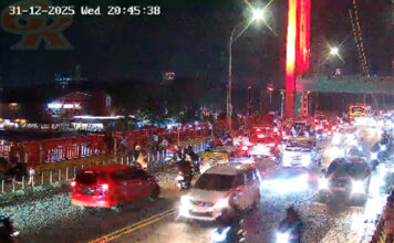 Arus Lalu Lintas Jembatan Ampera Padat Merayap Jelang Malam Pergantian Tahun