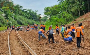 Hujan Deras Picu Longsor di Jalur Purwakarta-Ciganea, Sejumlah Perjalanan KA Tertahan Longsor di Jalur Purwakarta-Ciganea