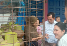 Kapolsek Lahusa Beserta Anggota Tertibkan Pembagian LPG di Desa Tetezou Pangkalan LPG 3 kg