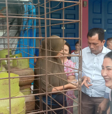 Kapolsek Lahusa Beserta Anggota Tertibkan Pembagian LPG di Desa Tetezou Pangkalan LPG 3 kg