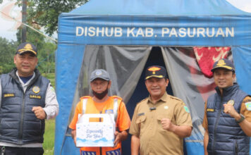 Dishub Pasuruan Bagikan Ratusan Bingkisan Sembako untuk Relawan Perlintasan KA Relawan Perlintasan KA