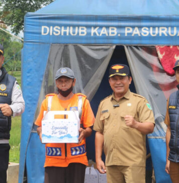 Dishub Pasuruan Bagikan Ratusan Bingkisan Sembako untuk Relawan Perlintasan KA Relawan Perlintasan KA