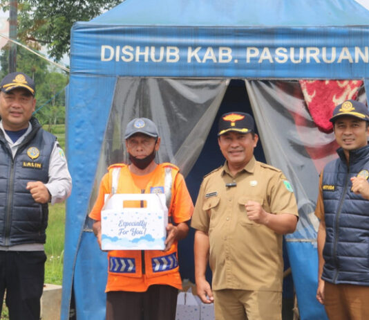 Dishub Pasuruan Bagikan Ratusan Bingkisan Sembako untuk Relawan Perlintasan KA Relawan Perlintasan KA