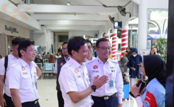 Kunjungi Surabaya, Bos KAI Serap Masukan Penumpang Demi Perbaikan Layanan Penumpang Padati Stasiun Surabaya