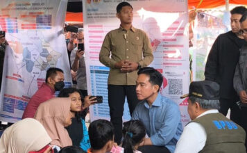 Wapres Gibran Tinjau Langsung Pengungsian dan Pastikan Distribusi Bantuan Serta Pemulihan Infrastruktur Dipercepat posko pengungsi banjir bandang