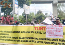 Demo di Kejati Sumsel, Aktivis Desak Pengusutan Dana Hibah KONI Demo di Kejati Sumsel