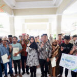 Berikan Kepastian Hukum, Bupati Ipuk Serahkan 186 Sertifikat Tanah untuk Nelayan Muncar Nelayan Muncar