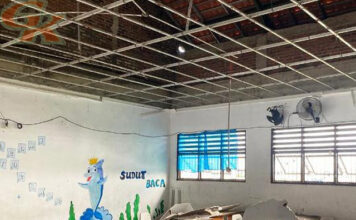 Plafon Kelas SMPN 60 Surabaya Runtuh Diterjang Angin, Siswa Dievakuasi ke Laboratorium Plafon Kelas SMPN 60 Surabaya