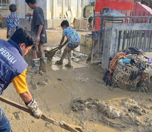 Suara Azan Kembali Menggema, Relawan PLN Bantu Bersihkan 15 Masjid Terdampak Bencana di Aceh Relawan PLN