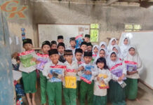 Sepatu Boots untuk Anak Desa, Bukti Negara Belum Sampai ke Babunajah Sepatu Boots