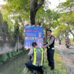 Cegah Kecelakaan, Satlantas Polres Pasuruan Pasang Banner Peringatan di Jalan Berlubang Beji Peringatan di Jalan Berlubang