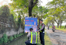 Cegah Kecelakaan, Satlantas Polres Pasuruan Pasang Banner Peringatan di Jalan Berlubang Beji Peringatan di Jalan Berlubang