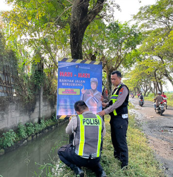Cegah Kecelakaan, Satlantas Polres Pasuruan Pasang Banner Peringatan di Jalan Berlubang Beji Peringatan di Jalan Berlubang