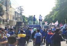 Diwarnai Kericuhan, Demo KCB Jatim Desak Kejati Ambil Alih Kasus PT PJU Demo KCB Jatim