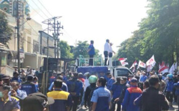 Diwarnai Kericuhan, Demo KCB Jatim Desak Kejati Ambil Alih Kasus PT PJU Demo KCB Jatim