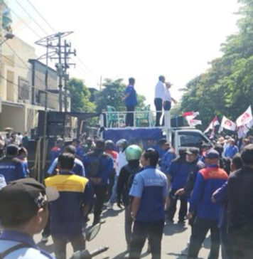 Diwarnai Kericuhan, Demo KCB Jatim Desak Kejati Ambil Alih Kasus PT PJU Demo KCB Jatim